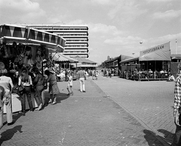 71963 Gezicht op het Veemarktplein te Utrecht tijdens een kermis.